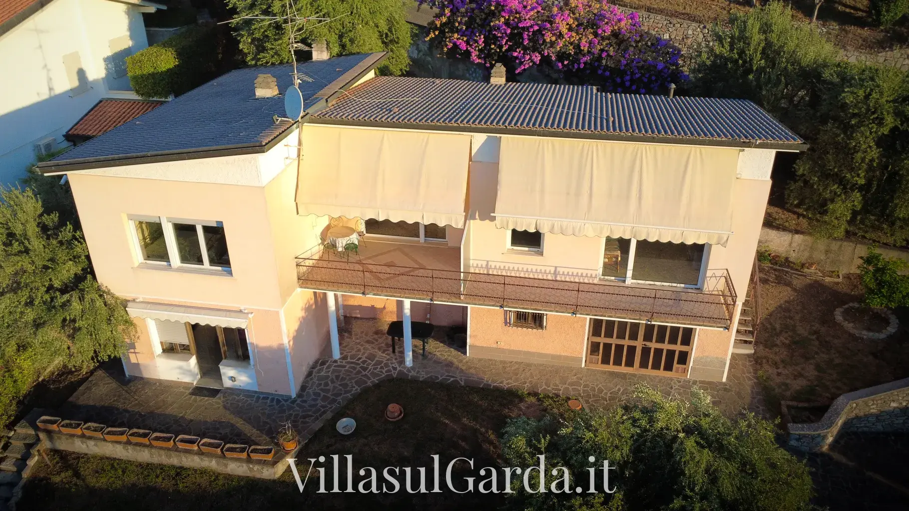 villasulgarda_overview_3.webp