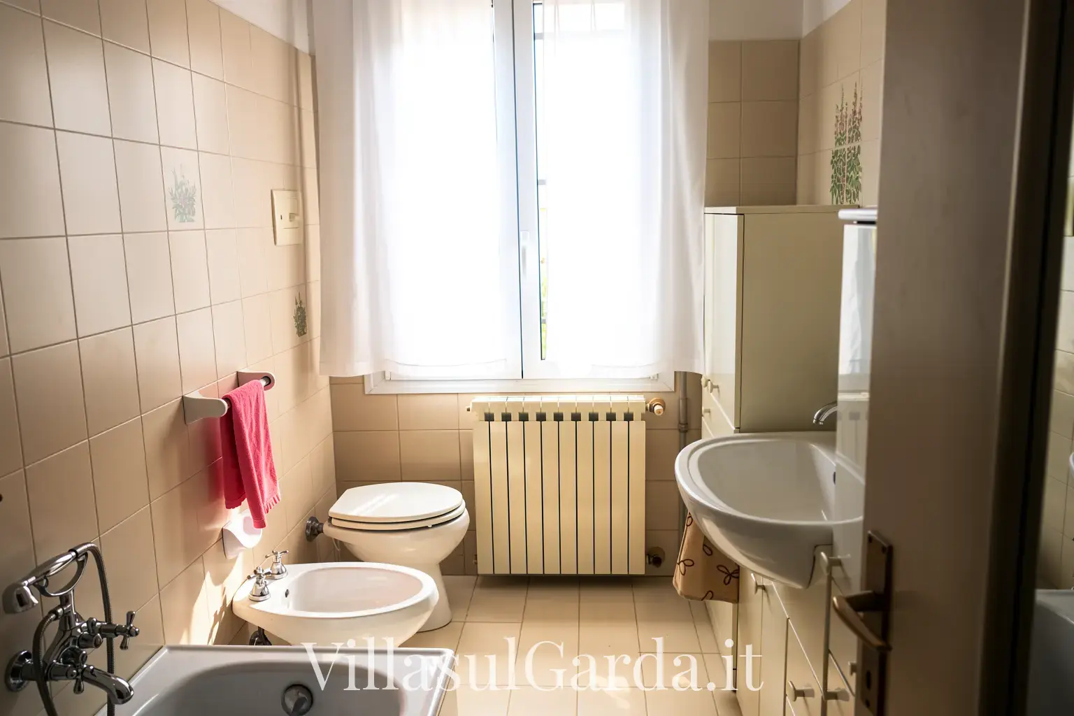 villasulgarda_trilocale_p1_bagno.webp