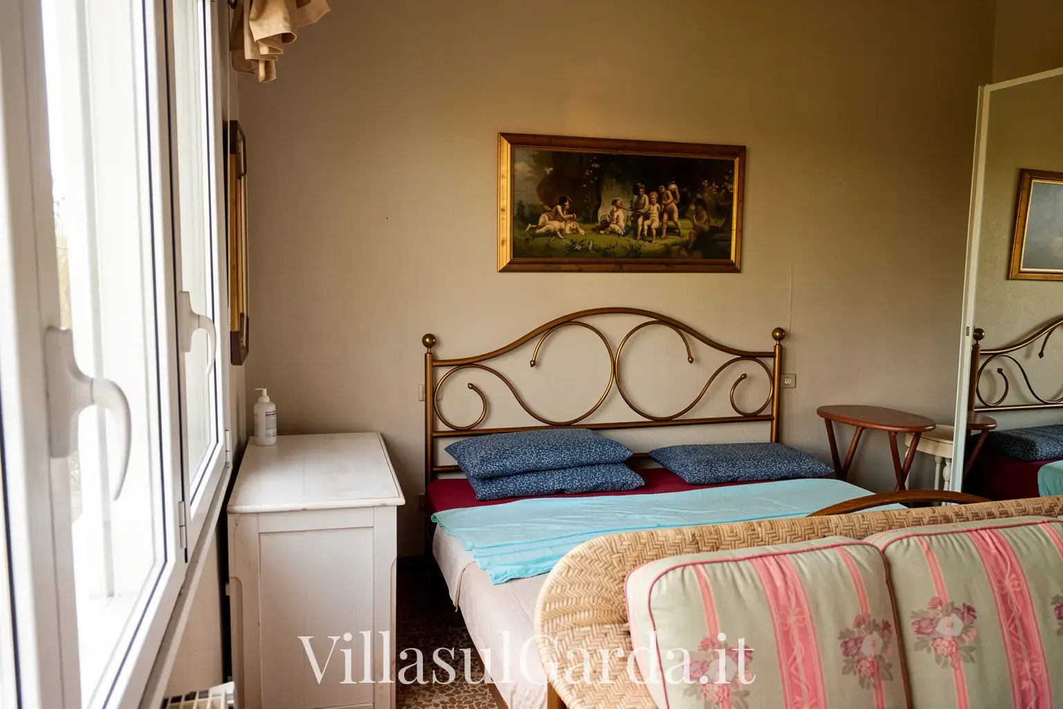 villasulgarda_trilocale_p1_camera.webp