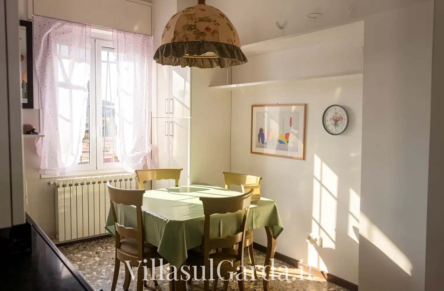 villasulgarda_trilocale_p1_cucina.webp