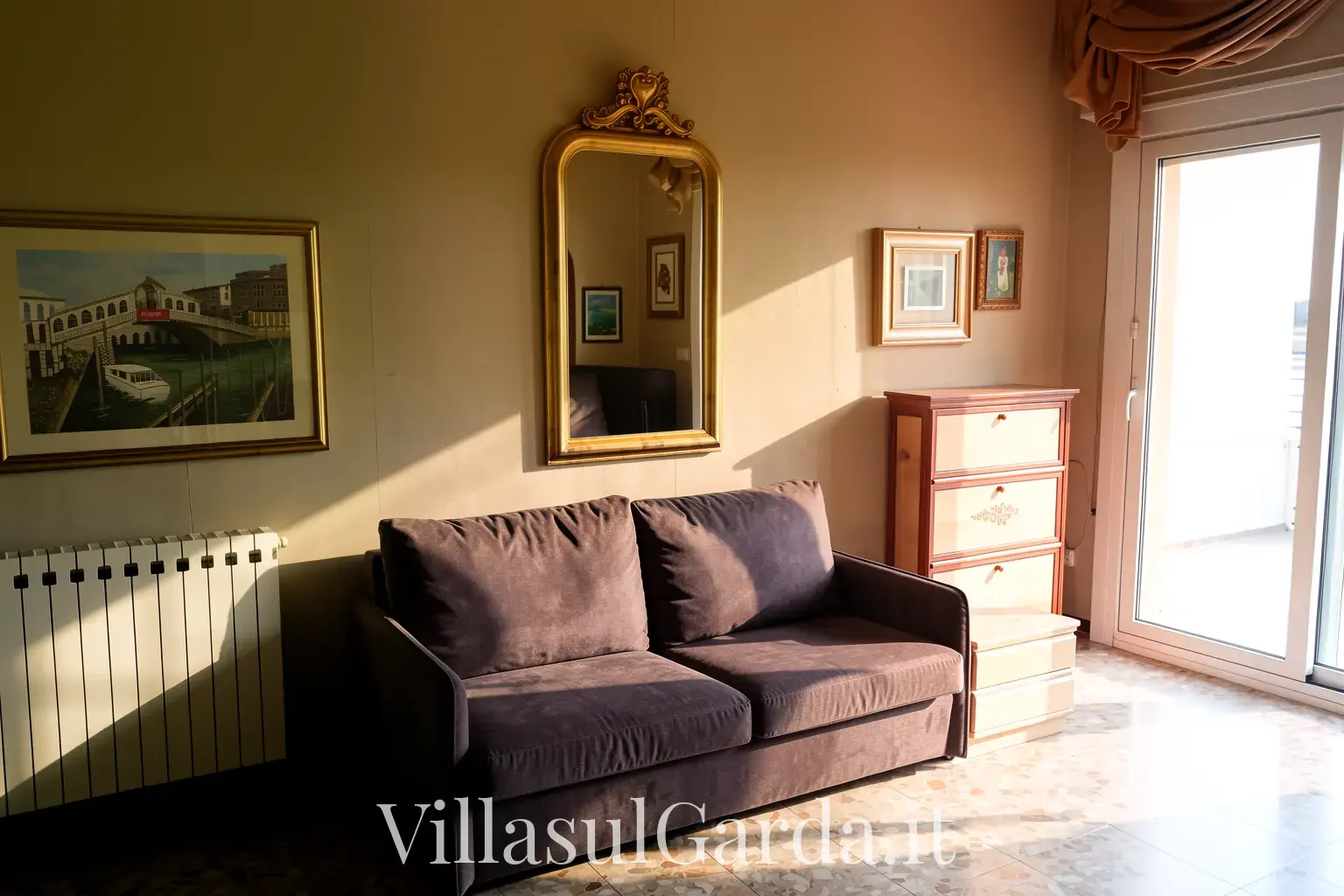 villasulgarda_trilocale_p1_sala2.webp